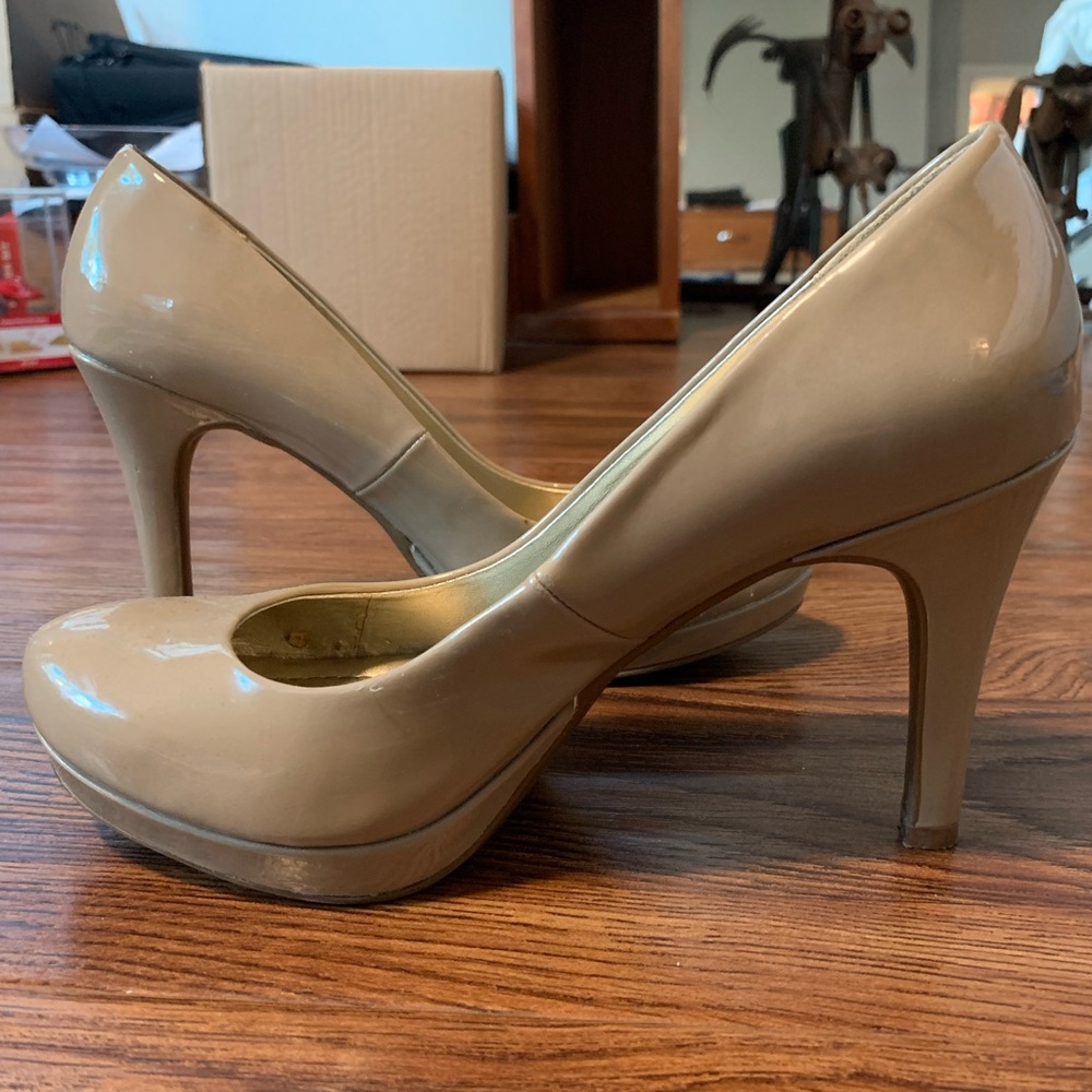 Tan closed heel